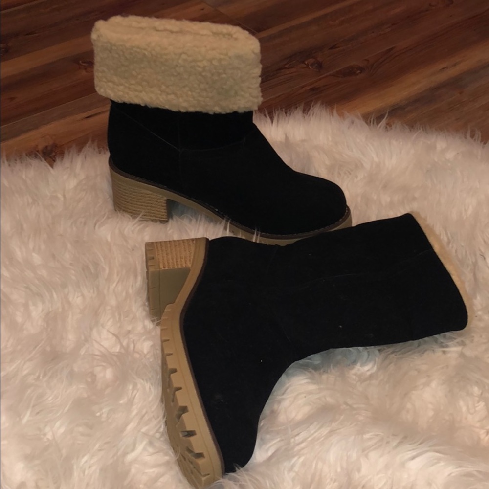 Black booties with shearling lining